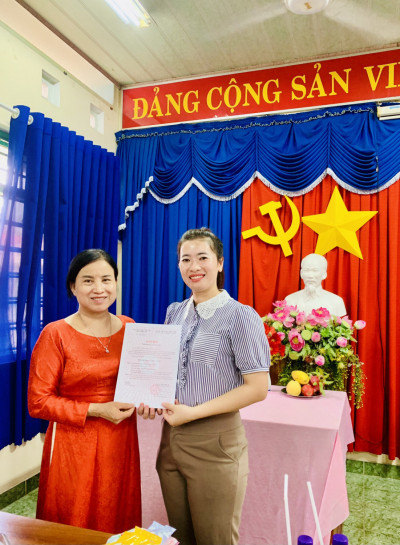 Chi bộ trường Mầm non Hướng Dương tổ chức Lễ kết nạp đảng viên ngày 04/03/2024