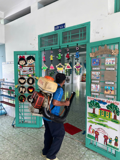 TRƯỜNG MẦM NON HƯỚNG DƯƠNG PHỐI HỢP Y TẾ PHUN THUỐC DIỆT MUỖI, CHỦ ĐỘNG PHÒNG BỆNH SỐT XUẤT HUYẾT
