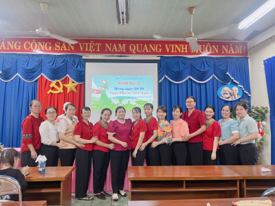 Trường MN Hướng Dương tổ chức họp mặt sinh hoạt Mừng ngày 20/10, Ngày Phụ nữ Việt Nam năm 2025.