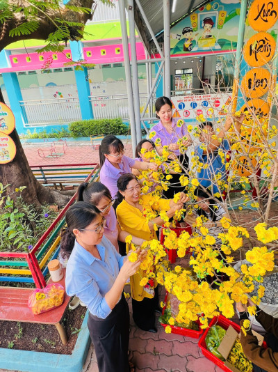 Trường Mầm Hướng Dương tổ chức hoạt động “Cùng nhau trang trí cây Hoa mai, Hoa đào đón Tết”