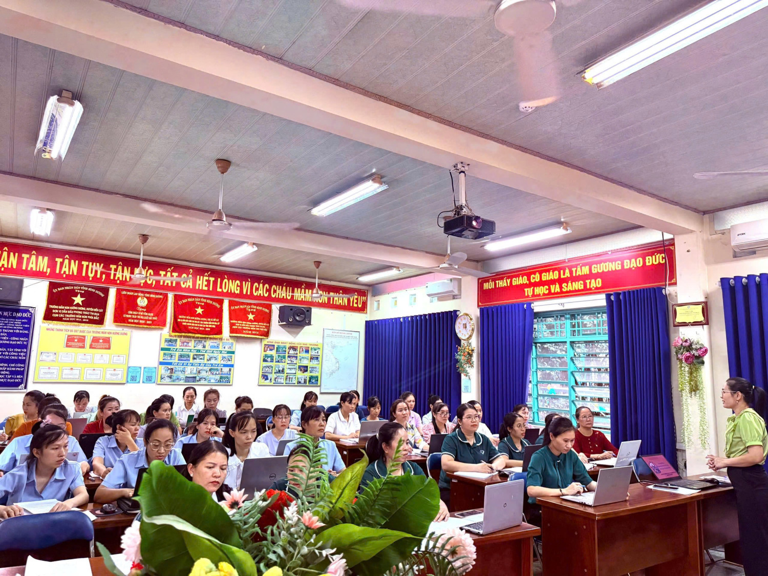 Trường Mầm non Hướng Dương tổ chức buổi tập huấn chuyên đề “Bồi dưỡng và nâng cao năng lực số cho đội ngũ giáo viên mầm non”