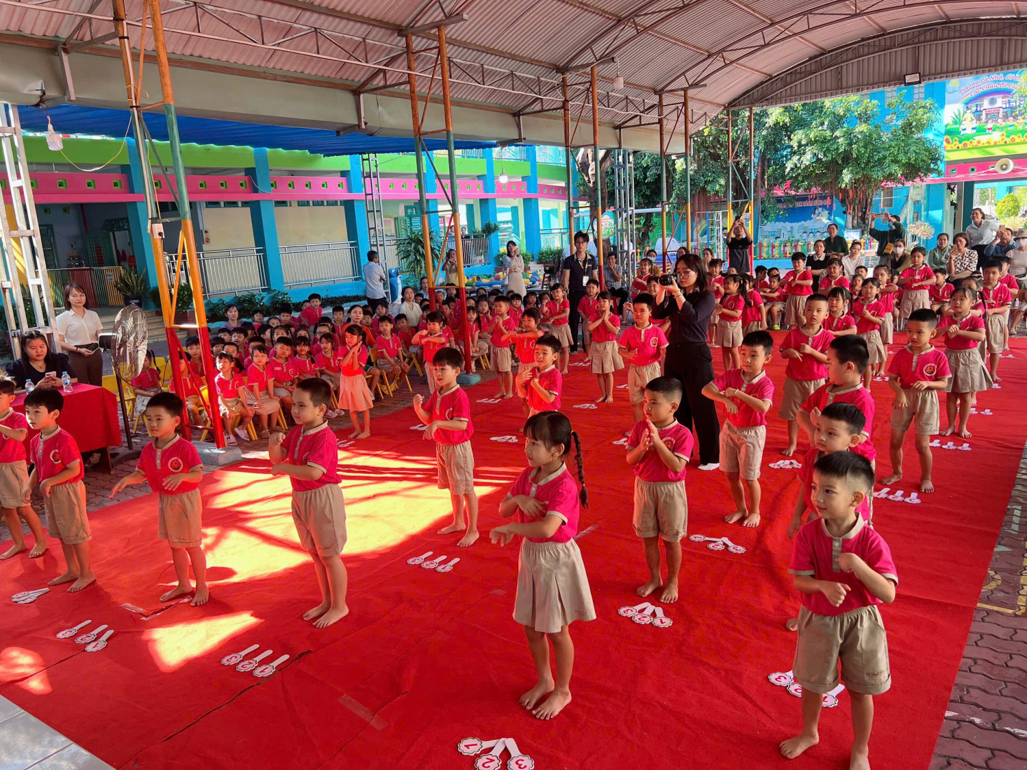 SÂN CHƠI GIAO LƯU “RUNG CHUÔNG VÀNG” – BÉ KHỐI LÁ TỰ TIN TỎA SÁNG