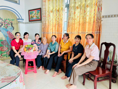 CHI BỘ TRƯỜNG MẦM NON HƯỚNG DƯƠNG TỔ CHỨC THĂM HỎI, TẶNG QUÀ MẸ VIỆT NAM ANH HÙNG ĐẶNG THỊ ÚT NHÂN KỶ NIỆM 79 NĂM NGÀY THƯƠNG BINH - LIỆT SĨ (27/7/1947 – 27/7/2026).