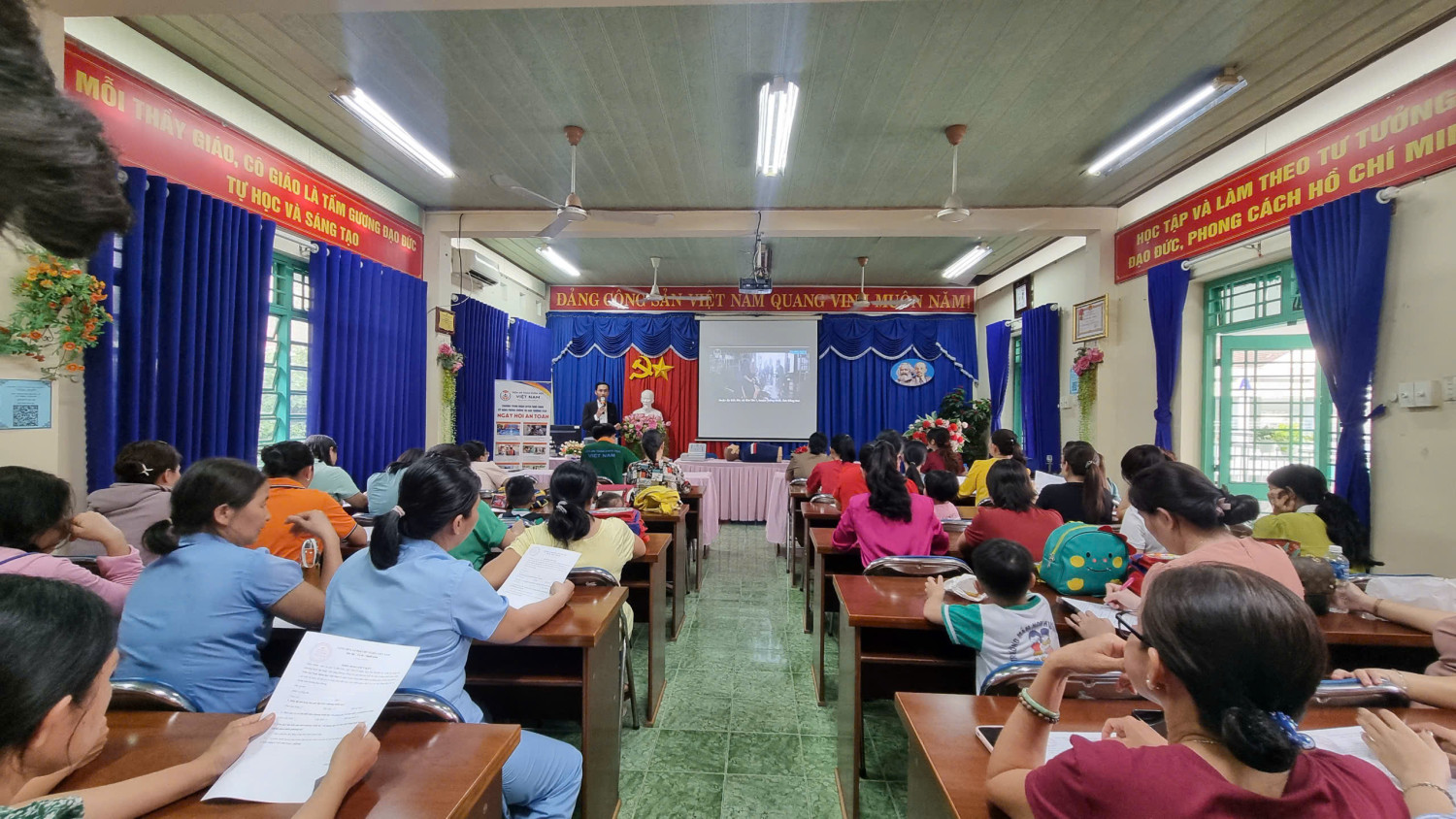 TRƯỜNG MẦM NON HƯỚNG DƯƠNG PHỐI HỢP VIỆN AN TOÀN KHOA HỌC VIỆT NAM TỔ CHỨC TẬP HUẤN “KỸ NĂNG PHÒNG, CHỐNG TAI NẠN THƯƠNG TÍCH TRONG MÔI TRƯỜNG HỌC ĐƯỜNG”
