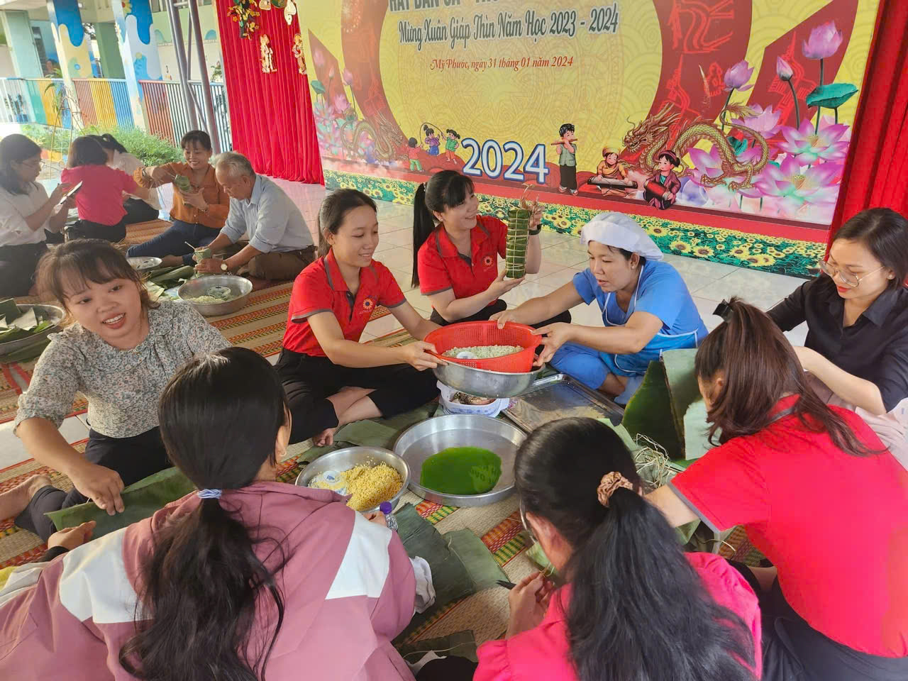BAN ĐẠI DIỆN CHA MẸ HỌC SINH PHỐI HỢP NHÀ TRƯỜNG TỔ CHỨC GÓI BÁNH TÉT MỪNG XUÂN GIÁP THÌN 2024