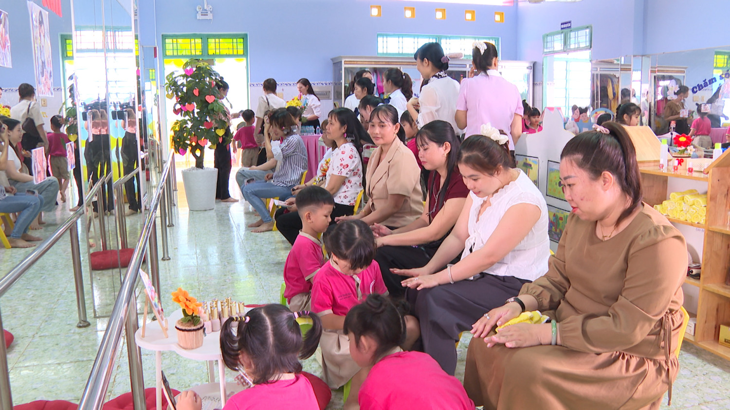 Trường Mầm non Hướng Dương tổ chức hoạt động trải nghiệm với chủ đề “Spa nhi dành tặng mẹ”